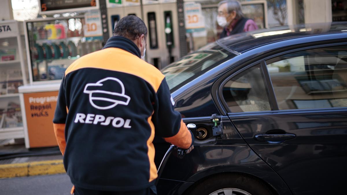 Unas 200 gasolineras continúan cerradas,