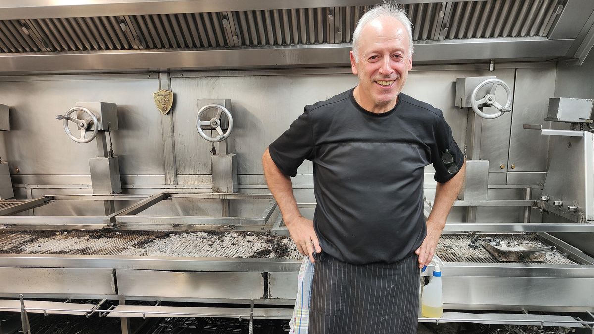 Bittor Arginzoniz, en la parrilla de Etxebarri.