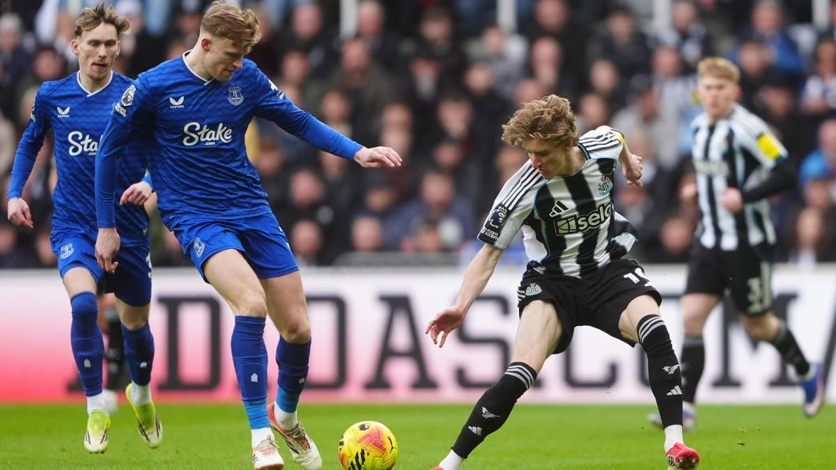 Gordon encima a Branthwaite, autor del 0-1 del Everton en Newcastle