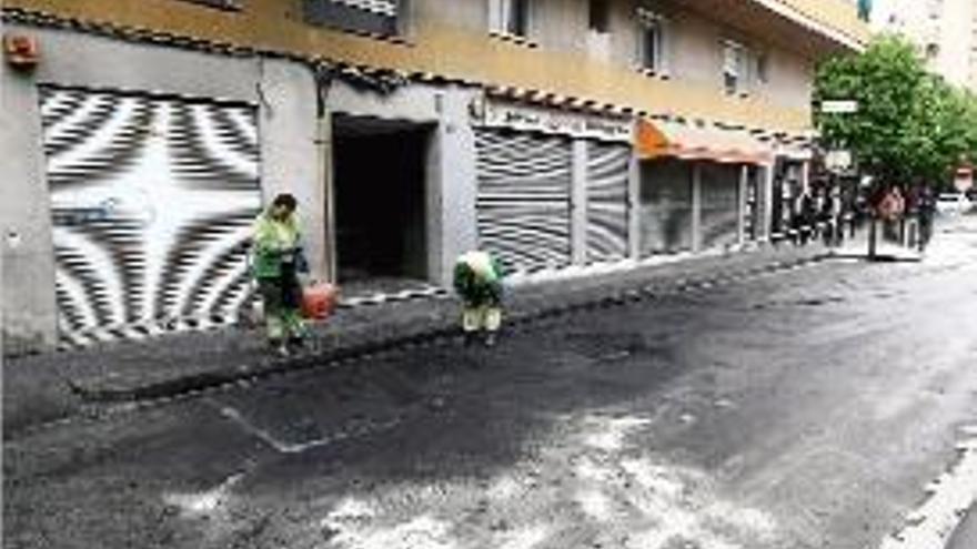 El servei de neteja municipals treballant a la zona de l&#039;incendi.