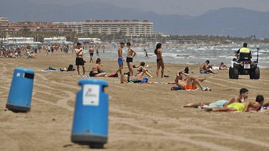 El mal tiempo no impidió que la playa de la Malva-rosa presentara ayer una gran afluencia.