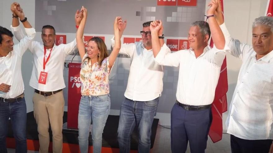 Marcos Bergaz (i), Alfredo Villalba, María Dolores Corujo, Isidro Pérez, Alfredo Mendoza y José Juan Cruz, celebran la victoria del PSOE en cinco municipios de Lanzarote