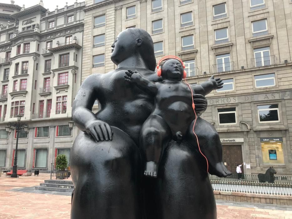 Las estatuas de Oviedo amanecen con auriculares