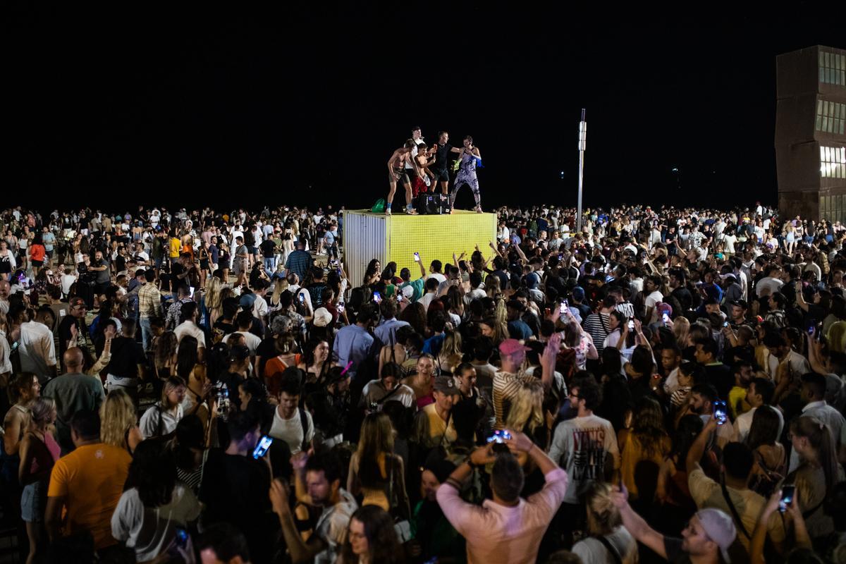 La revetlla torna a la platja a Barcelona