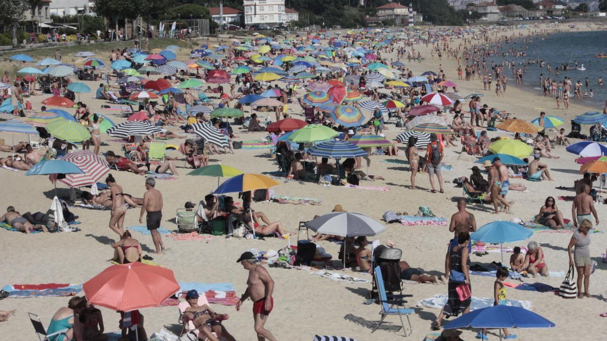 La playa de Rodeira llena de gente.