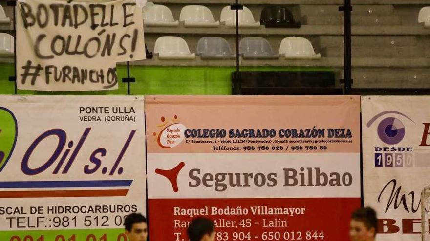 El último entrenamiento del Lalinense estuvo presidido, ayer, por una pancarta de apoyo. // Bernabé/Celso