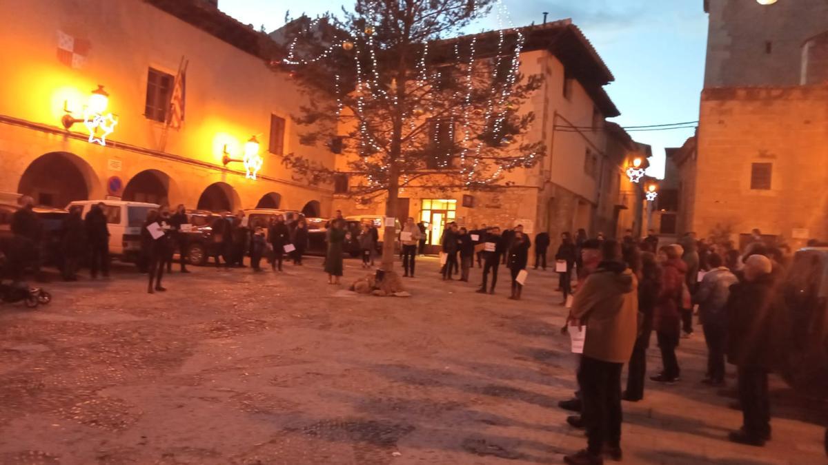 Decenas de vecinos han protestado en Mosqueruela.