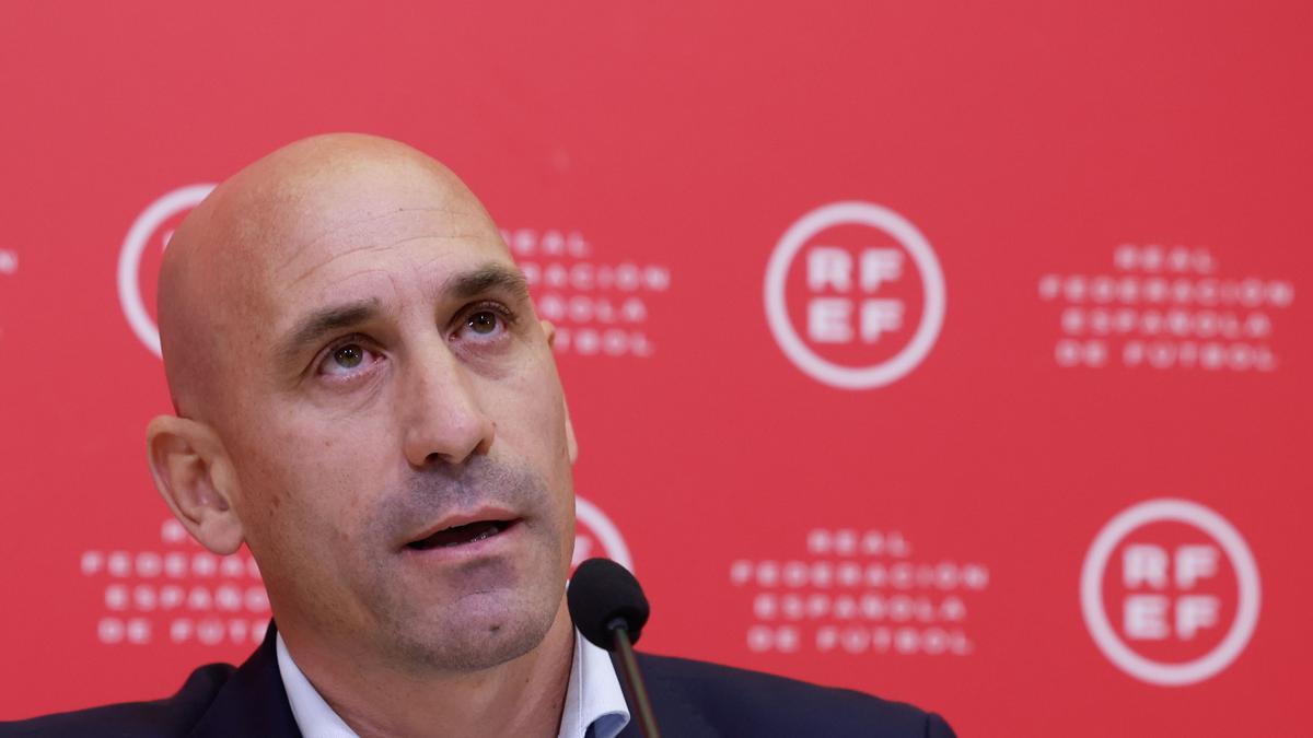 LAS ROZAS (MADRID), 22/05/2023.- El presidente de la Federación Española de Fútbol, Luis Rubiales durante una rueda de prensa tras el acto institucional de recepción del trofeo del Mundial femenino 2023, que se disputará en Australia y Nueva Zelanda entre el 20 de julio y el 20 de agosto, este lunes en la Ciudad del Fútbol de Las Rozas (Madrid). EFE/JJ Guillén