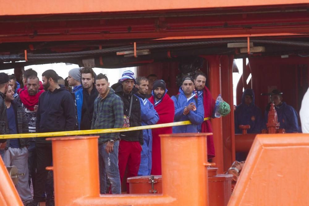 Llegada al puerto de Cartagena de los inmigrantes rescatados en el mar