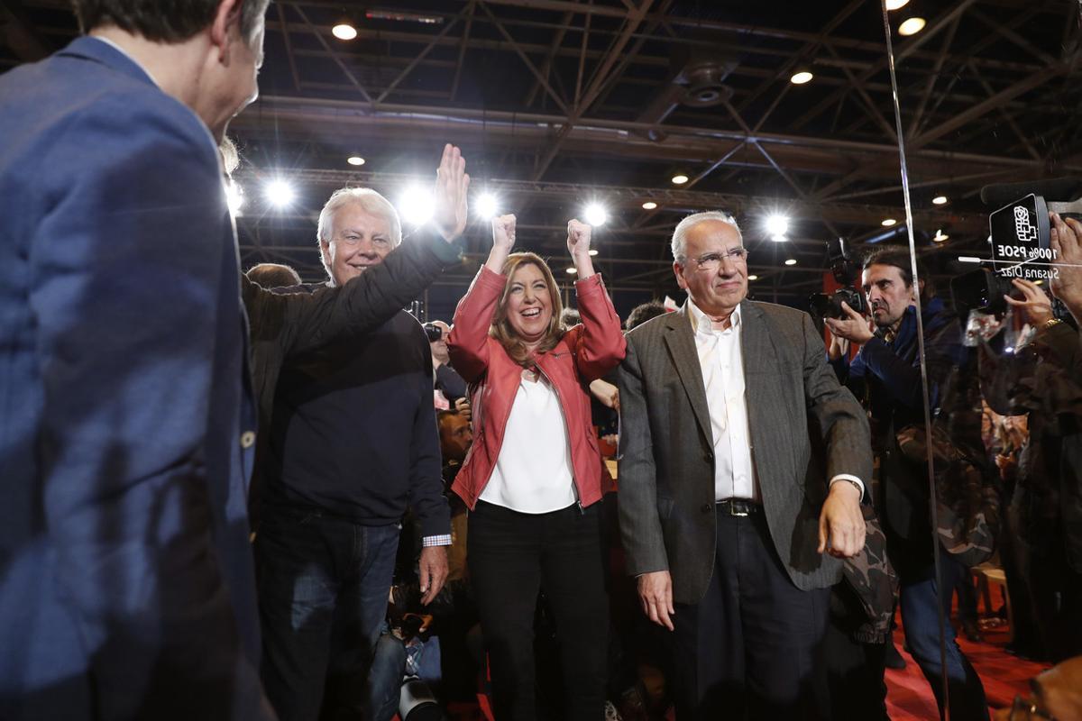 GRA052. MADRID, 26/03/2017.- La presidenta de la Junta de Andalucía, Susana Díaz (c), el expresidente del Gobierno, Felipe González (2i), y el exvicepresidente del Gobierno Alfonso Guerra (d), a su llegada al gran acto político que tiene lugar hoy en Madrid, en el que Díaz anuncia oficialmente su candidatura a las primarias para liderar el PSOE, una carrera en la que se medirá con Pedro Sánchez y con Patxi López. EFE/Chema Moya