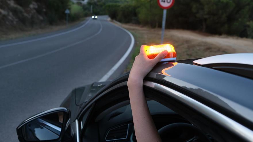 La DGT se pone seria: compra la nueva señal para tu coche antes de final de año o puede llegarte la multa