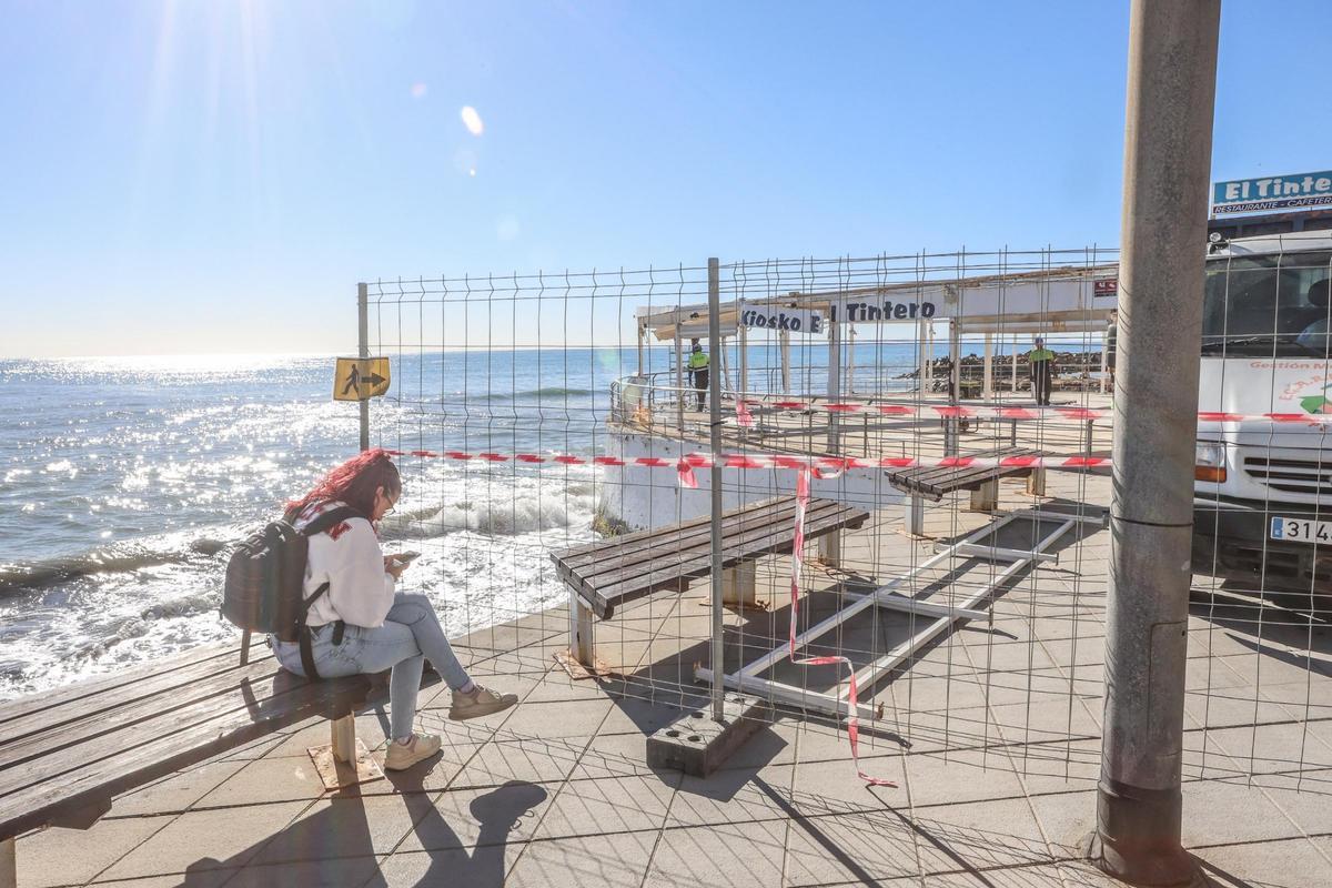 Trabajos de desmontaje y demolición del Kiosco El Tintero en la playa del Cura de Torrevieja por parte del servicio provincial de Costas