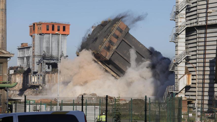 VÍDEO: Así fue la demolición de la torre de carbón de las antiguas Baterías de Avilés