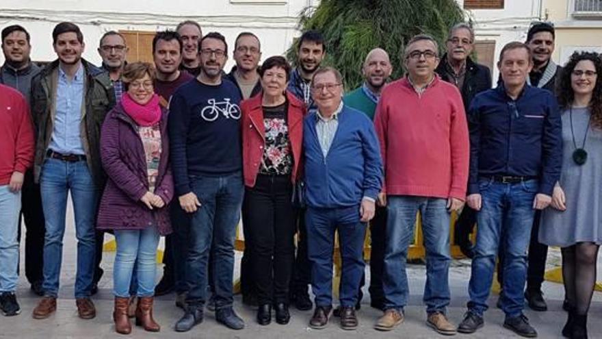 Representantes de casi todos los municipios de la Safor, con Voro Femenía, en el almuerzo del pasado sábado.