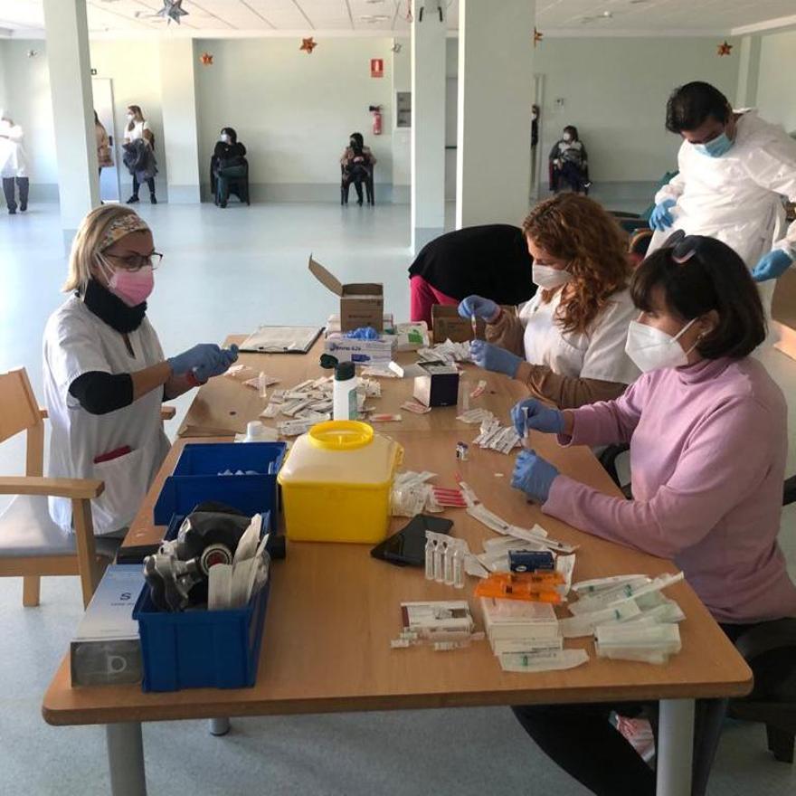 El equipo de vacunación preparando las dosis en la residencia de mayores La Molineta de Petrer.