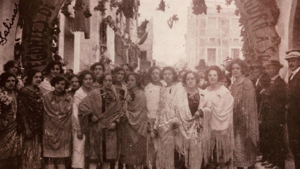 Esperando a la comitiva real el 4 de abril de 1925