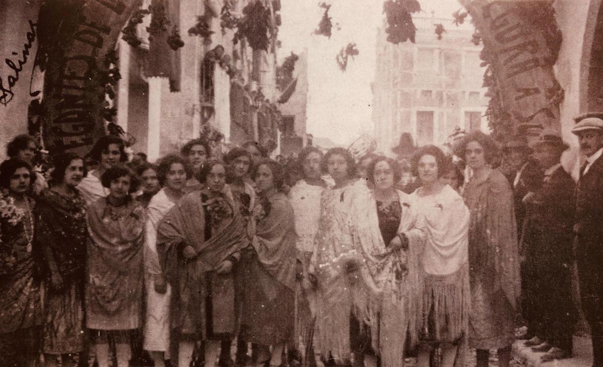 Esperando a la comitiva real el 4 de abril de 1925