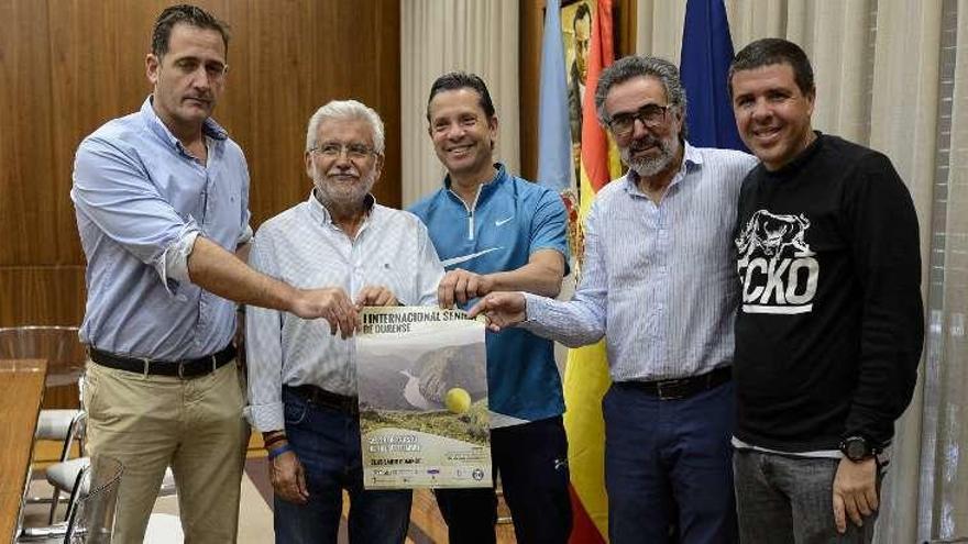 Xosé Mosquera, presidente de la Gallega, segundo por la derecha, durante la presentación. // Brais Lorenzo