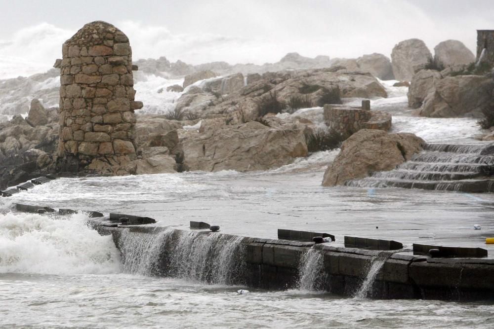 Els efectes del temporal a l'Escala afectant el passeig