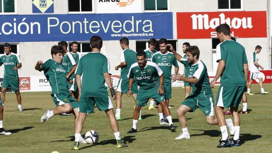 Los jugadores del Coruxo, durante un entrenamiento en el campo de O Vao. // Marcos Canosa