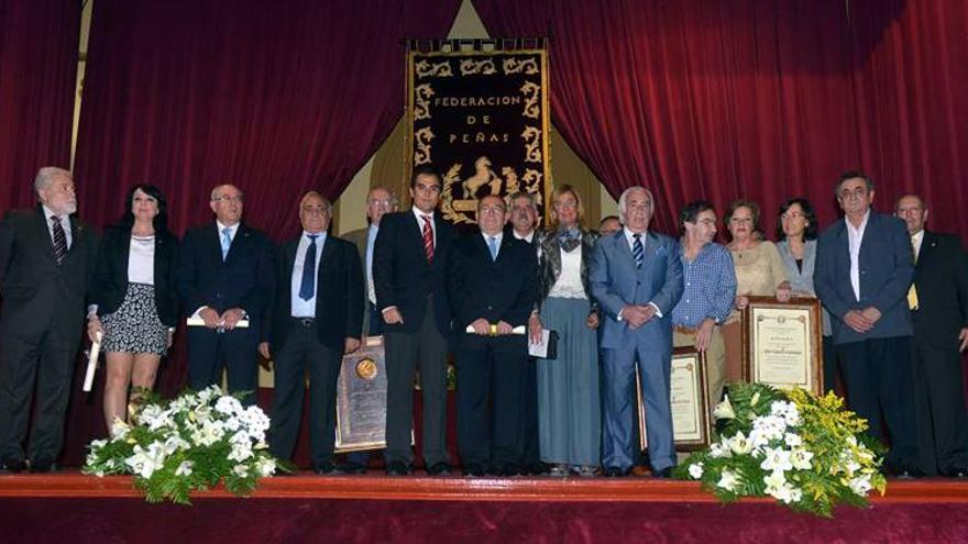 Las peñas reconocen con sus premios anuales la incorporación de la mujer