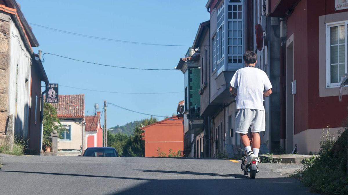 Un joven en patinete en las calles de Vilagarcía.