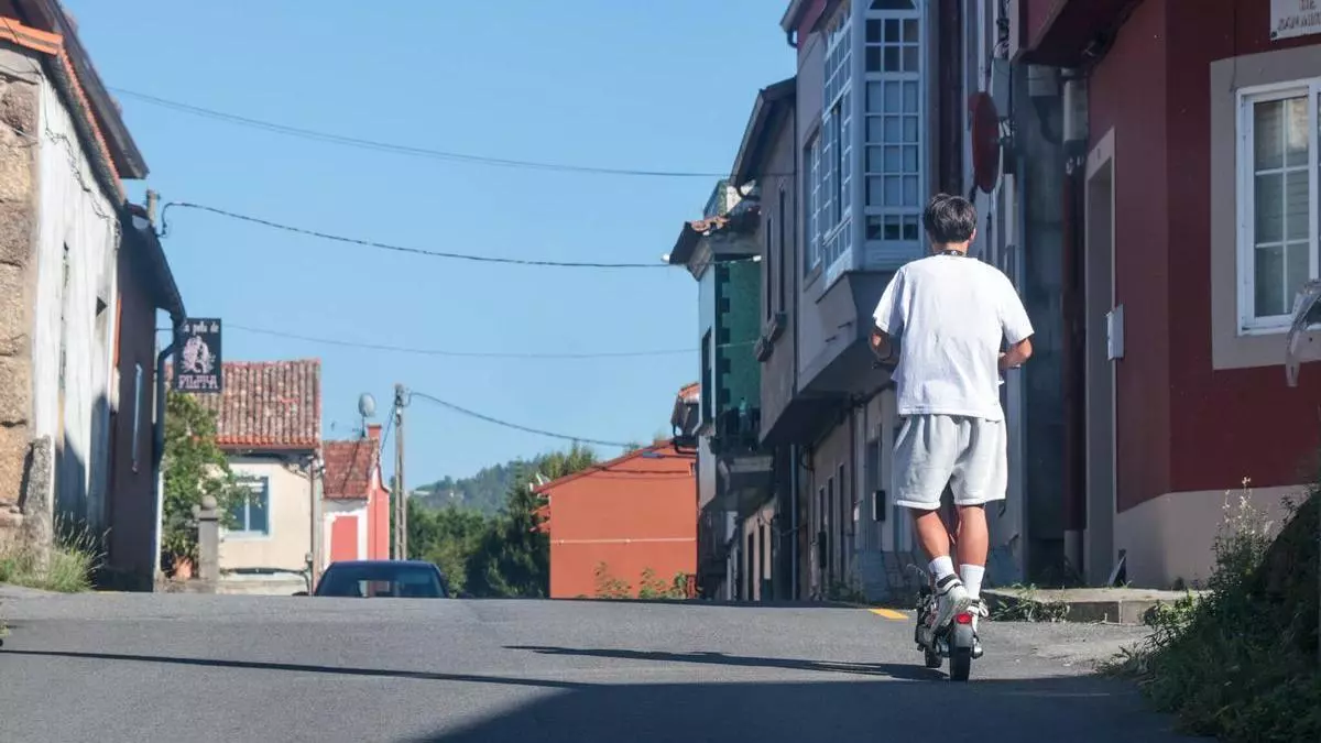 Circular dos personas o por la acera, las infracciones más comunes con patinete en Vilagarcía