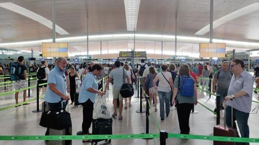 Normalidad en el aeropuerto de Barcelona en el segundo día de huelga de vigilantes