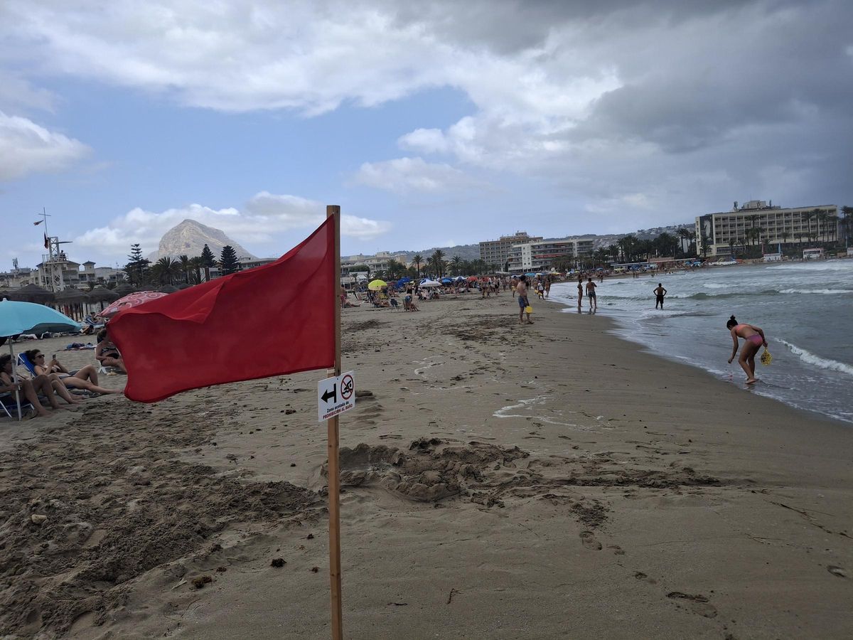 La bandera roja ondea en la mayor parte de las playas de Dénia y Xàbia
