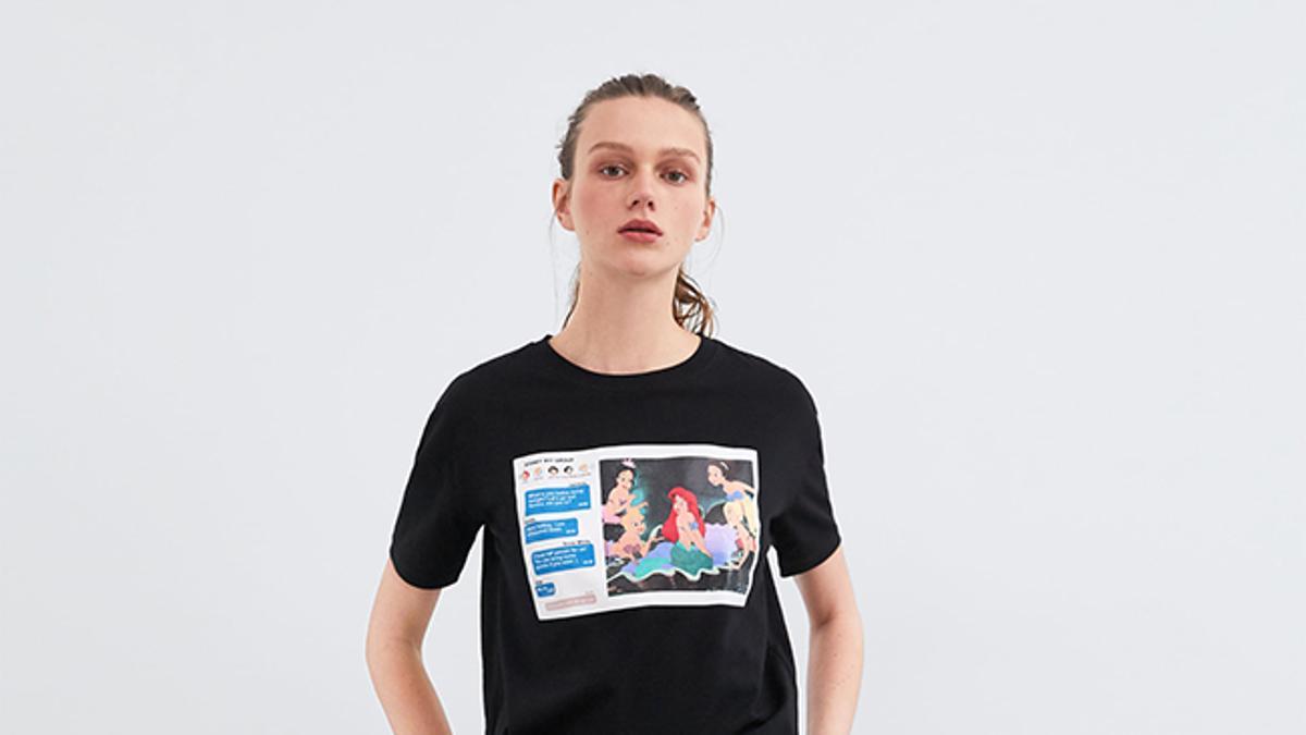 Modelo con camiseta básica negra de las princesas Disney