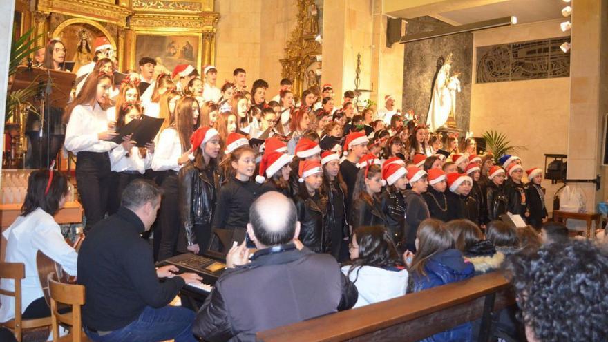 Los coros del IES Los Sauces y la Escuela de Música unen sus voces en el concierto navideño del Carmen | E. P.