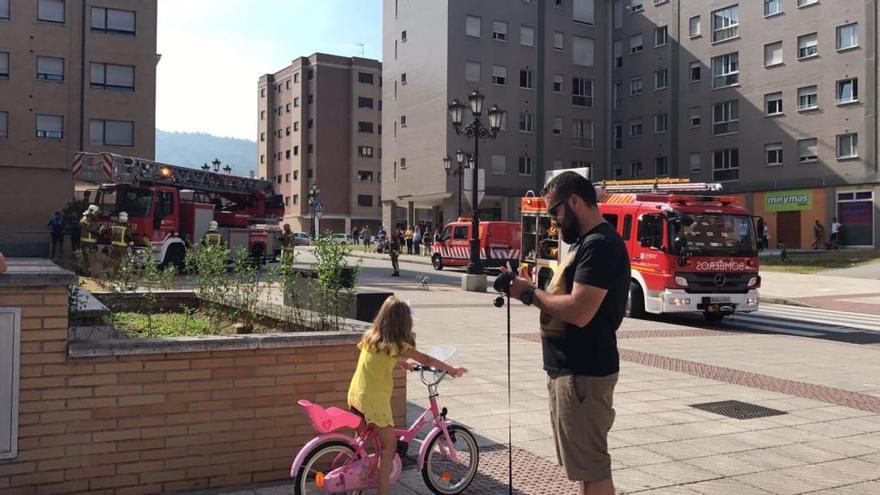 Un perro muerto y otro grave tras un incendio en un piso de La Corredoria, en Oviedo