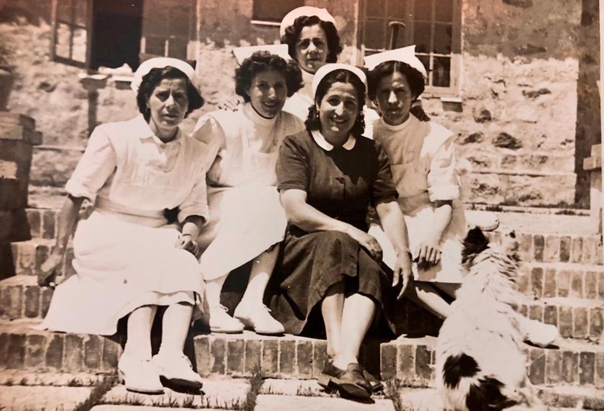 Agustina González, de Plasencia (abajo con uniforme oscuro), con compañeras enfermeras.