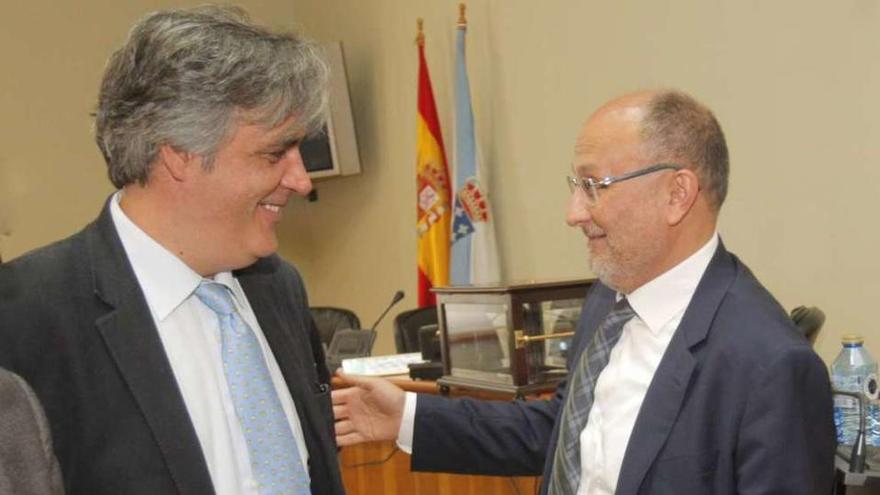 Losada, a la derecha, conversa con el popular Pedro Puy, ayer en el Parlamento. // Xoán Álvarez