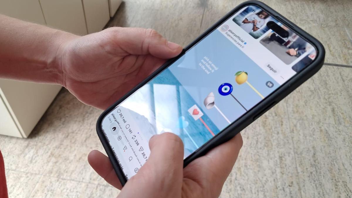 Una persona fent scroll amb el mòbil en una xarxa social