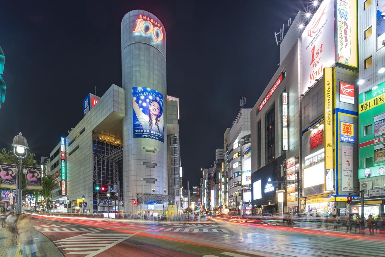La arquitectura futurista de la calle Dogenzaka.