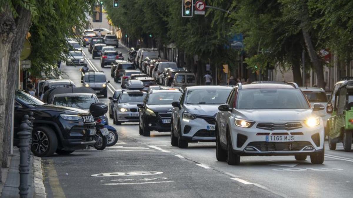 Coches en la Rambla Vella de Tarragona, que marcará uno de los límites de la ZBE.