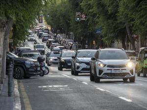 Coches en la Rambla Vella de Tarragona, que marcará uno de los límites de la ZBE.