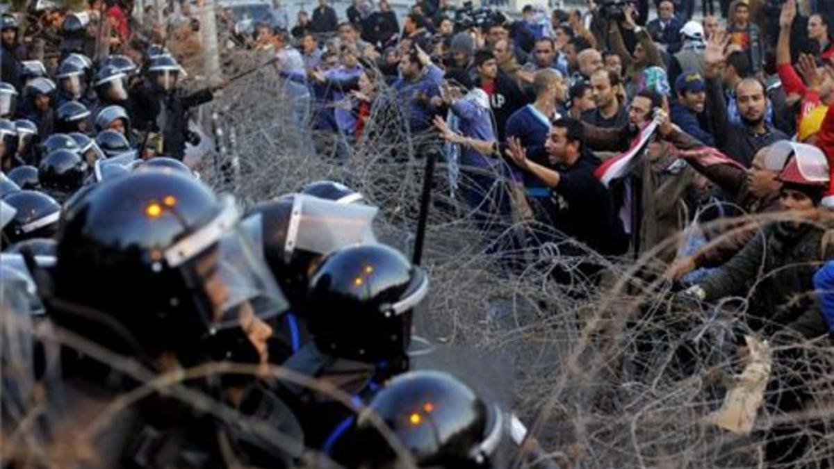 Policías y manifestantes se enfrentan en el centro de El Cairo este viernes. AP