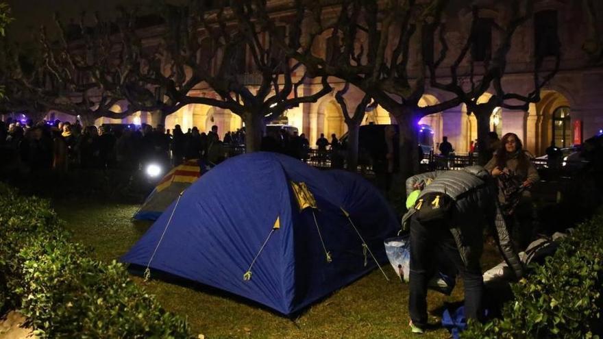 Los manifestantes rebasan a los Mossos y llegan al ‘Parlament’