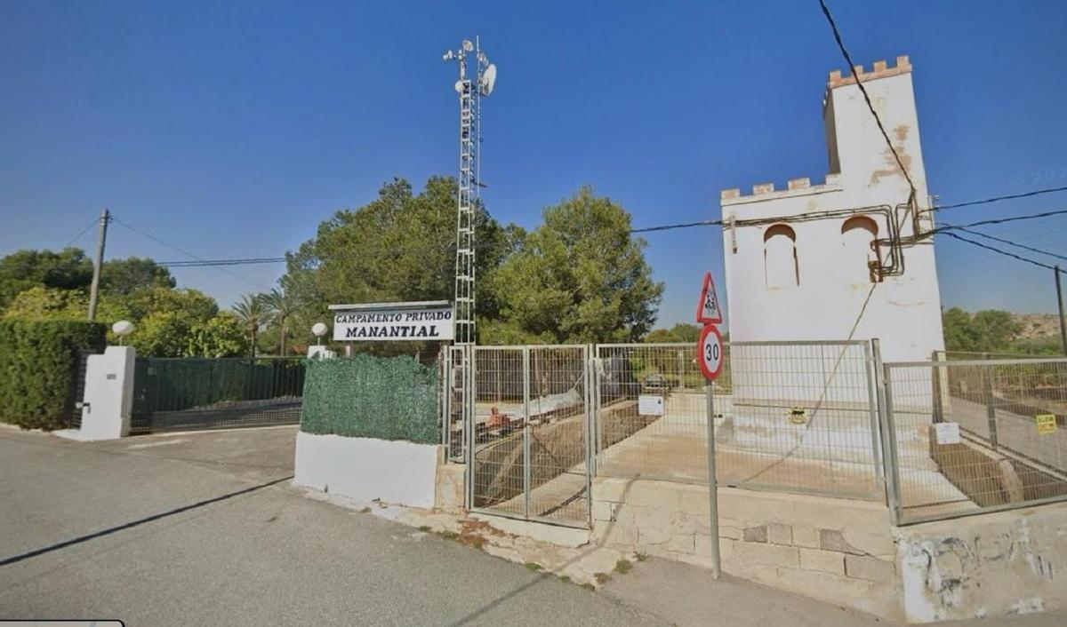 Entrada al campamento privado que se reurbanizaría para integrarse en el proyecto total de 90.000 metros