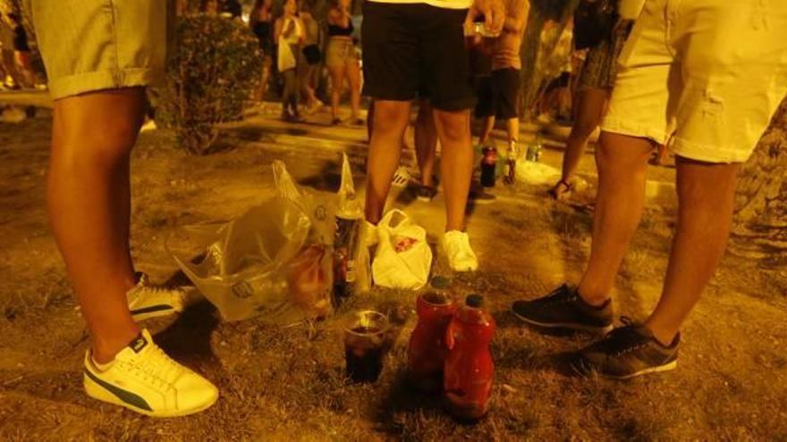 Jóvenes con bebidas en la vía pública, durante las celebraciones de agosto del pasado año en Elche.