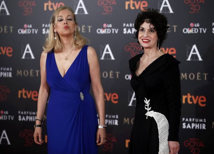 Actresses Emma and Adriana Ozores pose on the red carpet before the Spanish Film Academy's Goya Awards ceremony in Madrid