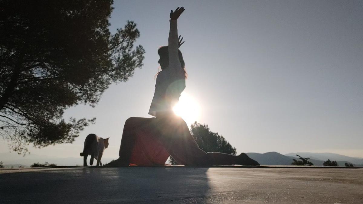 Rosana del Olmo,  una profesora de yoga de Cabanes, está al frente de esta iniciativa.