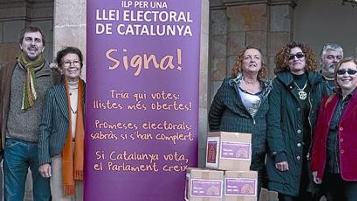 Miembros de Ciutadans pel Canvi entregan al Parlament las firmas de su iniciativa legislativa popular para una ley electoral, el 20 de enero del 2010.