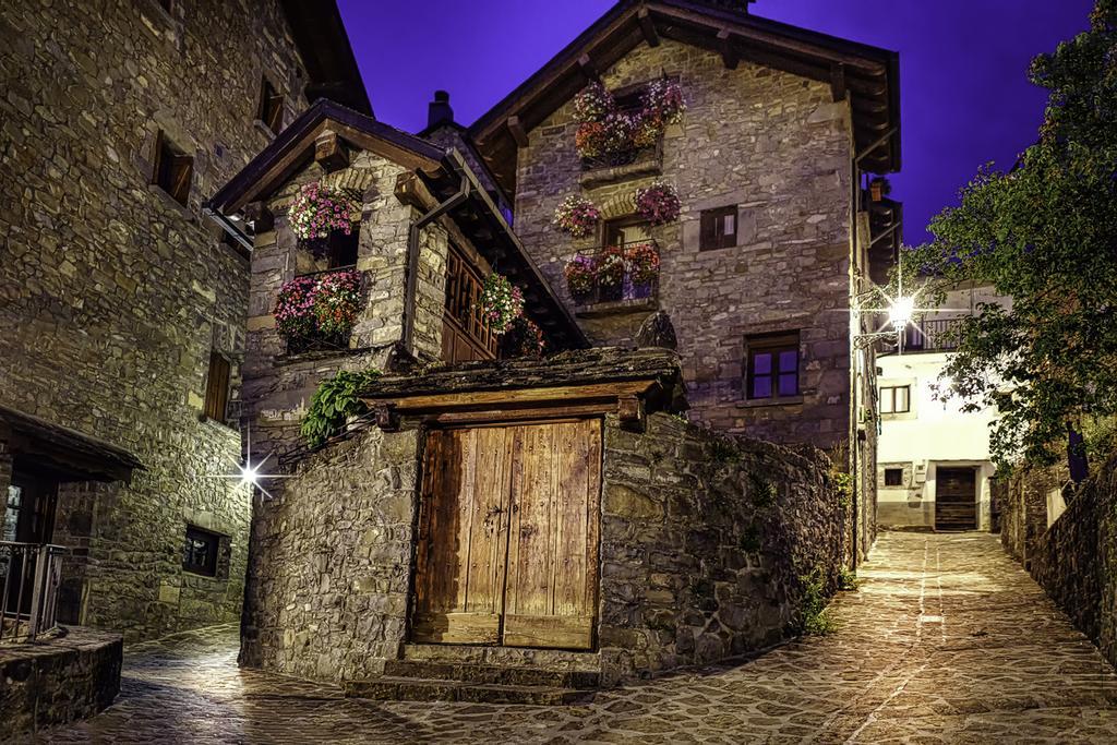 Las casas de piedra aumentan la belleza del lugar.