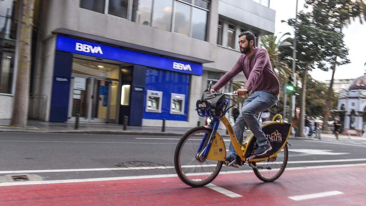 Un usuario del carril bici circula por la calle León y Castillo de Las Palmas de Gran Canaria.