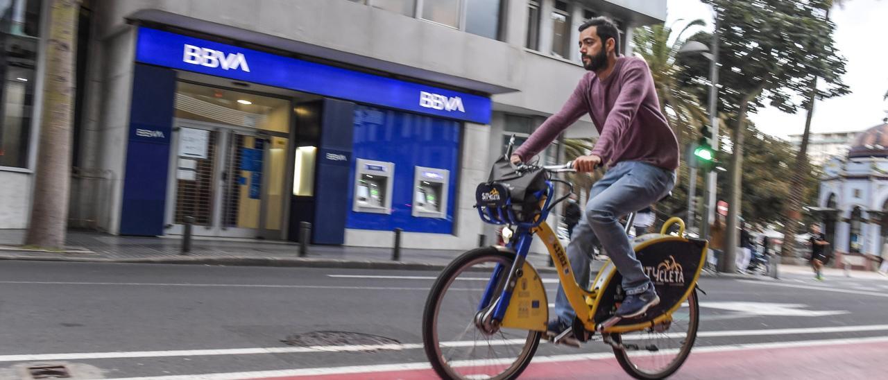 Un usuario del carril bici circula por la calle León y Castillo de Las Palmas de Gran Canaria.