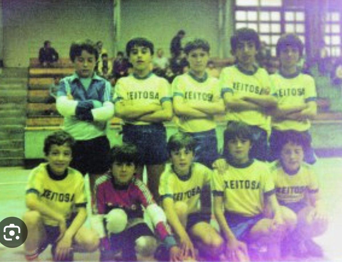 De pie, por izquierda, Juan Carlos, Pardo, Víti, Abelardo y Róber Cuñarro. Agachados, Eneko, Felipe, Eugenio, Luis Enrique y Roberto, en el Xeitosa. |