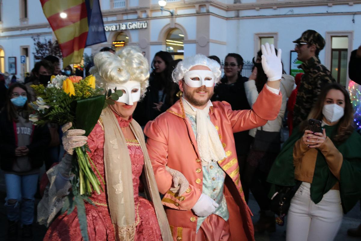 El Carnaval de Vilanova recupera la rua de carrosses a l’Arrivo i limita els balls nocturns fins a les tres de la matinada